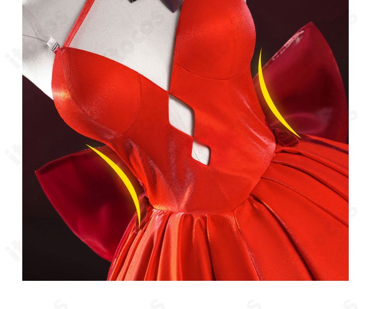 衣襟の装飾と刺繍風意匠の近接写真。縁取りとステッチが見えるカット。