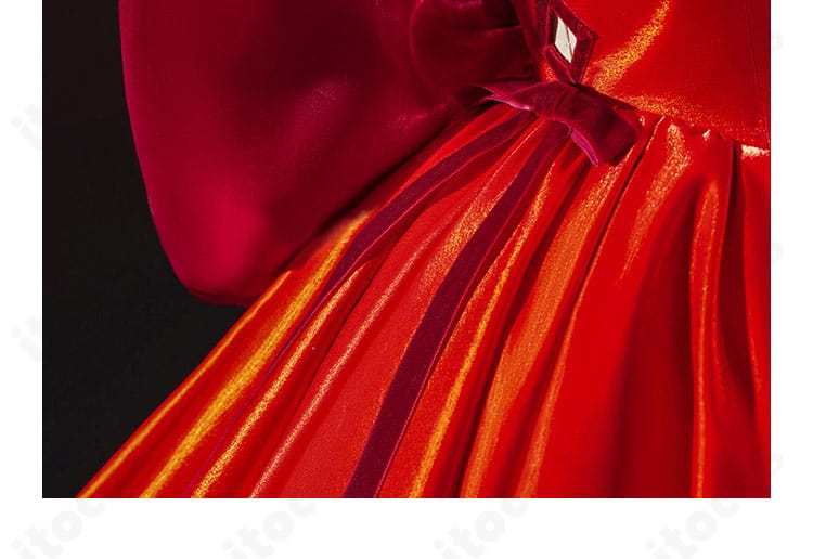 腰部装飾パーツの詳細。立体感のあるモチーフと固定方法を強調。