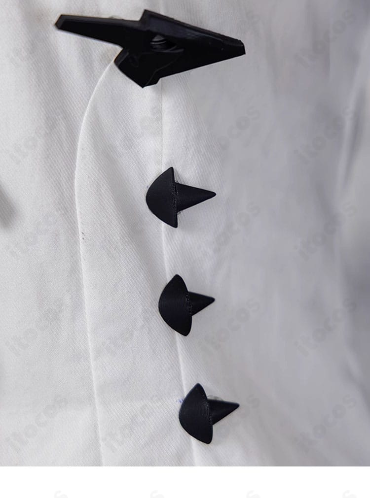 衣襟と胸飾りの正面ディテール。襟元の形状と装飾配置をわかりやすく示した画像。