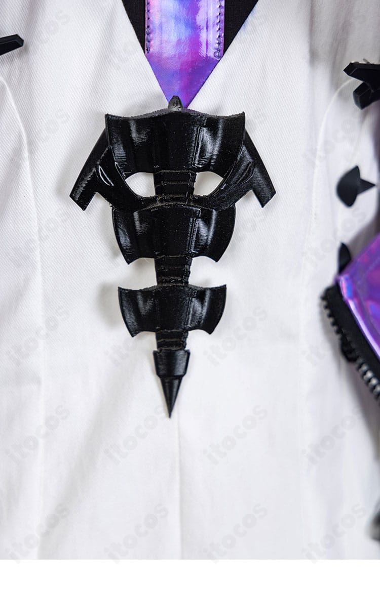 エブラナ・ダブリン衣装の胸飾り詳細。立体感と装飾の重なりを強調したクローズアップ。