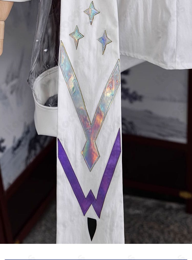 衣裾装飾のクローズアップ。裾のラインと装飾バランスが分かるディテール画像。