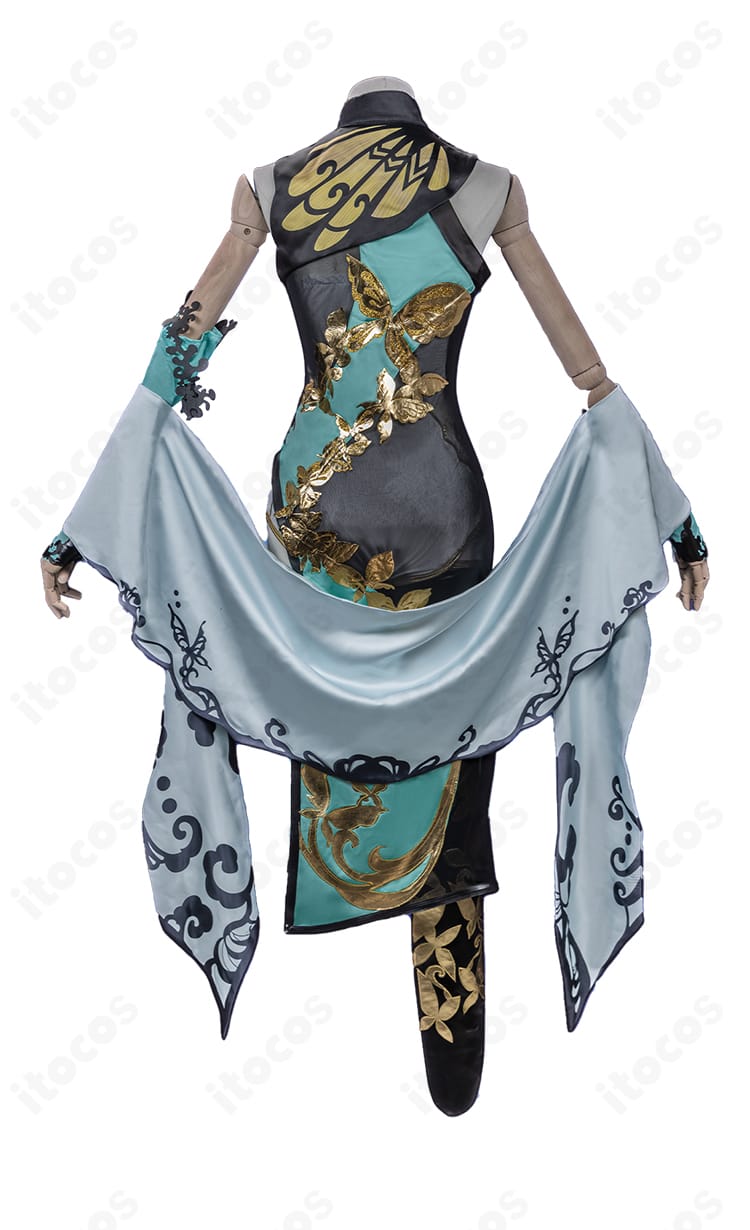 蒼穹（CangQiong）コスプレ衣装の背面。背中のディテールと衣裾の意匠が見える後ろ姿。