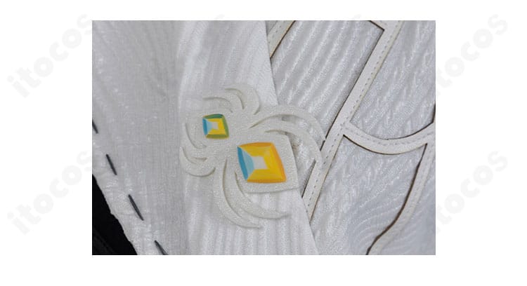 冒険家 新聞社編集長コスの胸元装飾と留め具のアップ