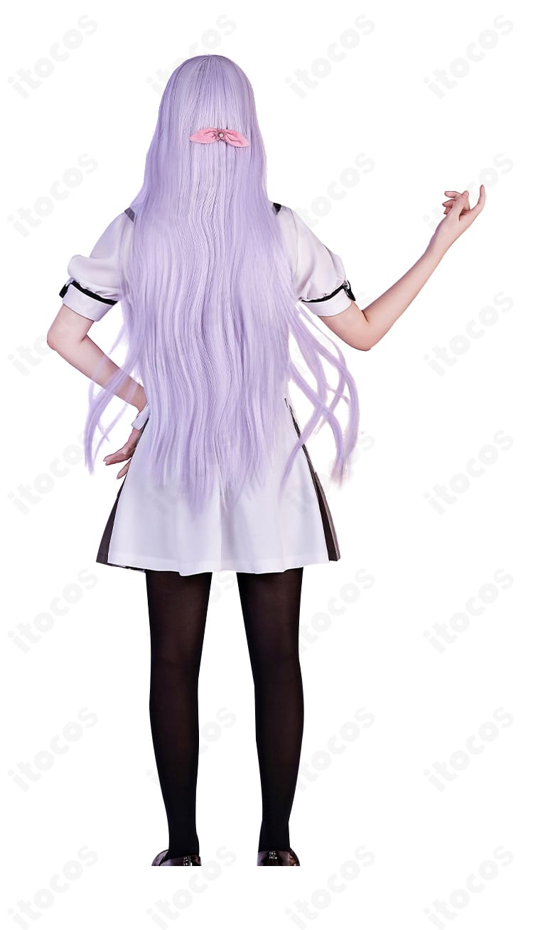 モデル着用の背面。バックシルエットと衣装全体のバランスが分かる写真