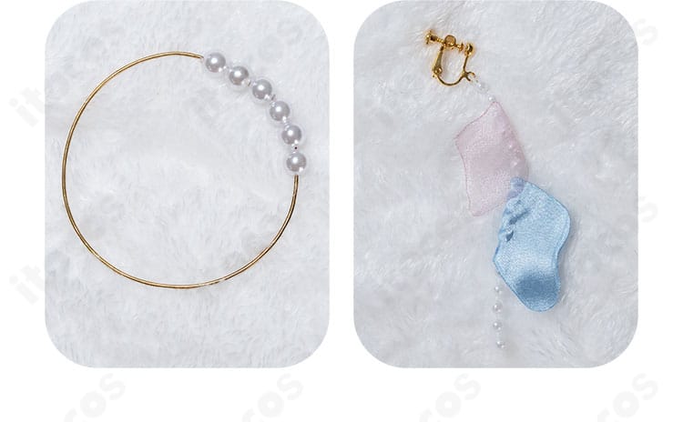 アクセサリーとイヤリングのセット詳細。ネックレスと耳飾りの意匠と質感の比較ができる