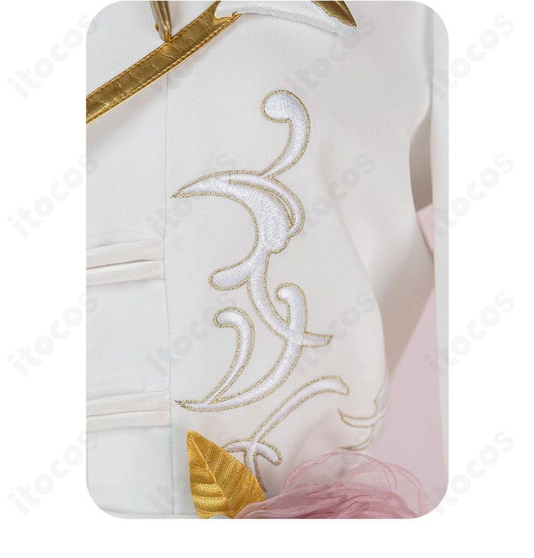 襟周りの細部装飾のアップ。縁取り、ボタン、チェーンの接続部が見える