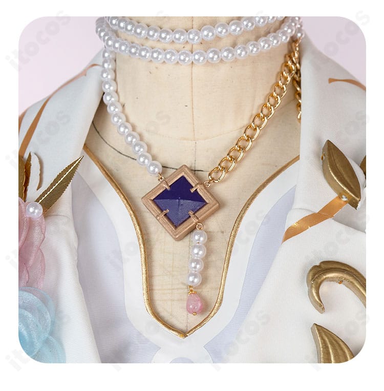 ネックレスと胸元装飾のクローズアップ。チェーンの質感とトップの形状を明瞭に表現