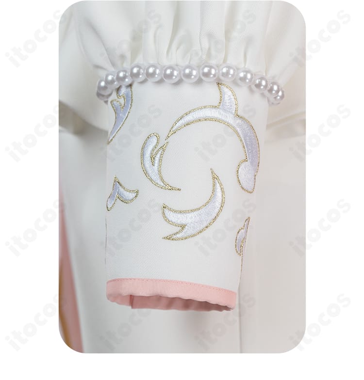 袖口装飾の接写。カフスの形状、トリムの色、縫製の整いを示す写真