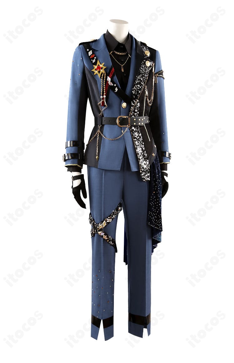 ASTRO FESコスプレ衣装 右側面。コートのラインや肩ベルト・チェーン装飾が鮮明に見える角度。