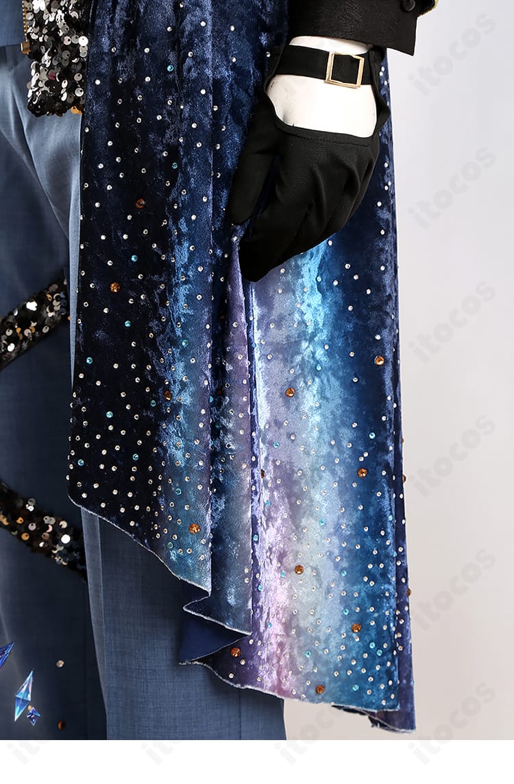 ASTRO FESコスプレ 手袋・手首飾りの装飾ディテール。金具と配色のコントラストが映える接写画像。