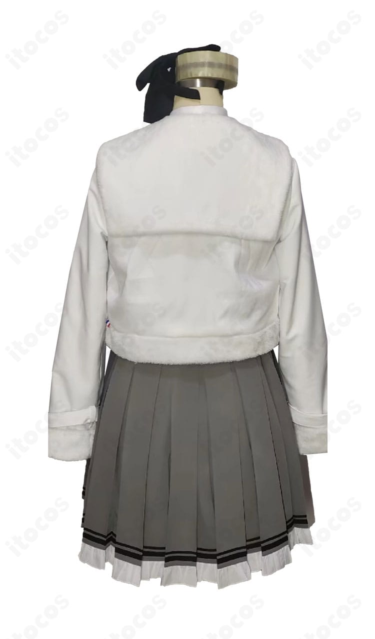 三善タカネ コスプレ衣装の背面。コートのシルエットと背面ディテール、スカーフの収まりを確認可能。