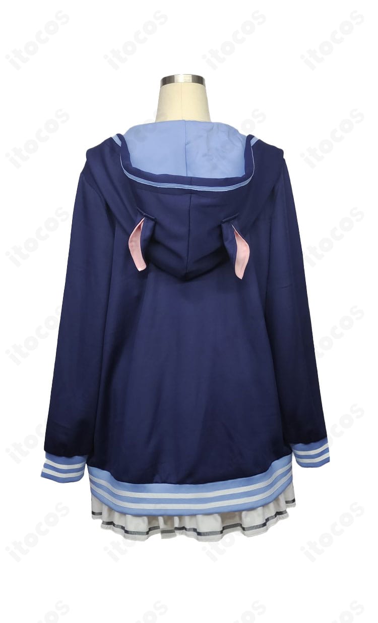 錦あすみ 私服コート衣装の背面。コートのラインとワンピースの落ち感を忠実に再現したバックビュー。