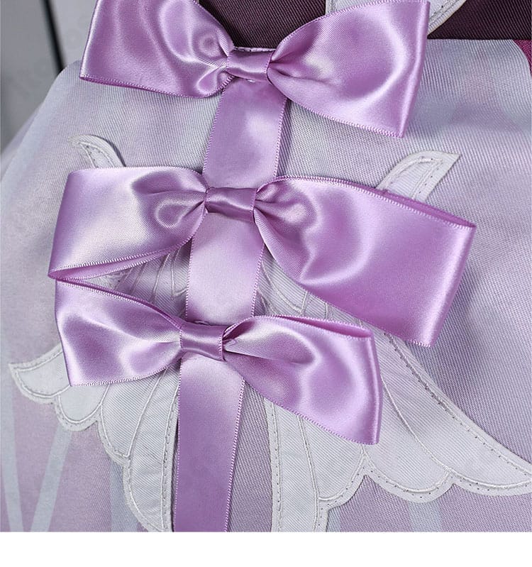 背面の大きな蝶結びリボンと留め具位置を見せた後ろ姿ディテール