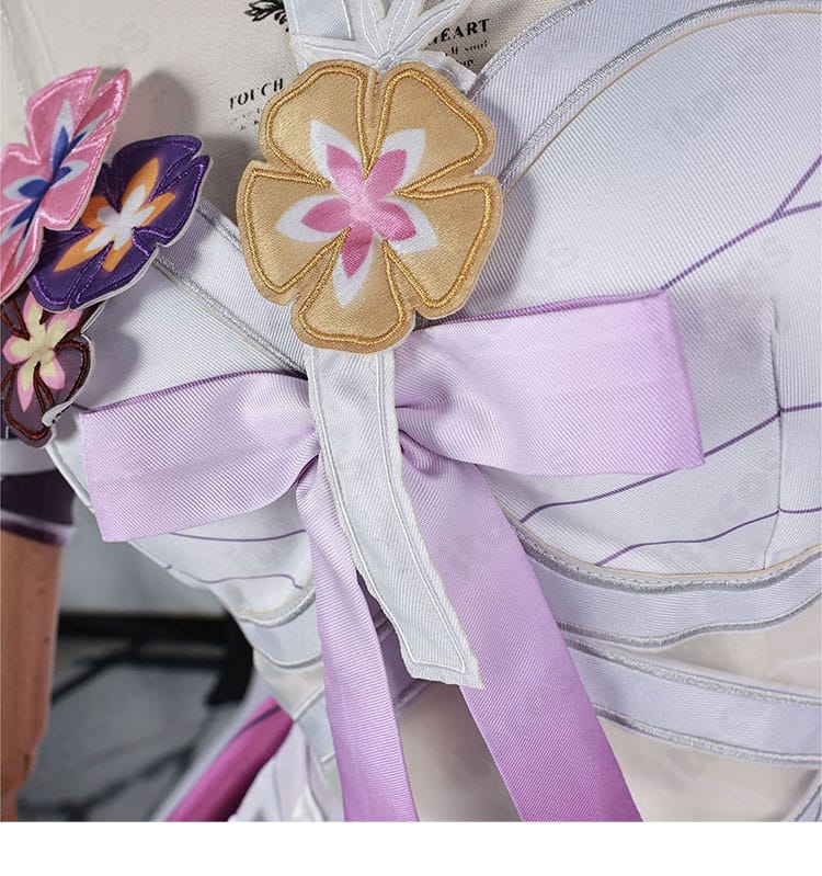 襟元の装飾パーツと刺繍配置を示したアップショット