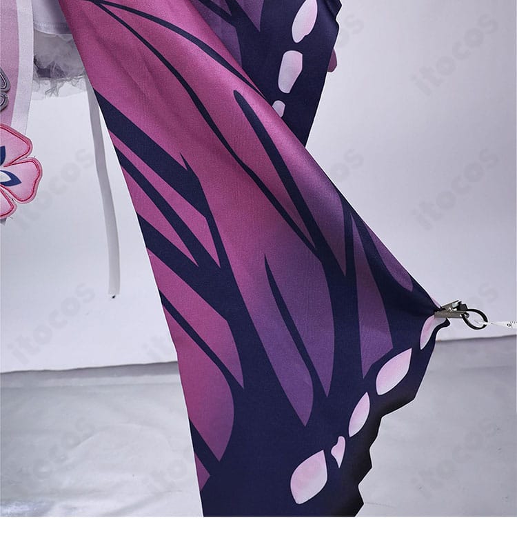 スカート裾の縁取りと柄装飾、広がりを確認できるディテール