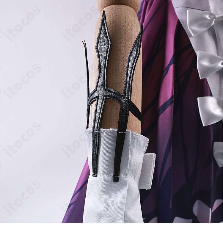 袖口と腕飾りの装飾、手袋とのコーディネート例のクローズアップ