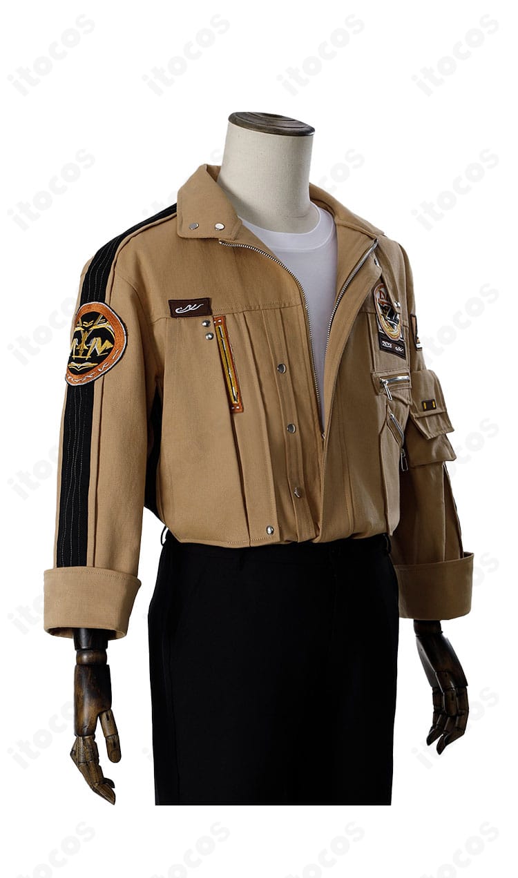 マヒル コスプレ衣装の右側面ディテール。コートのラインと装飾配置、シルエットの美しさを強調。