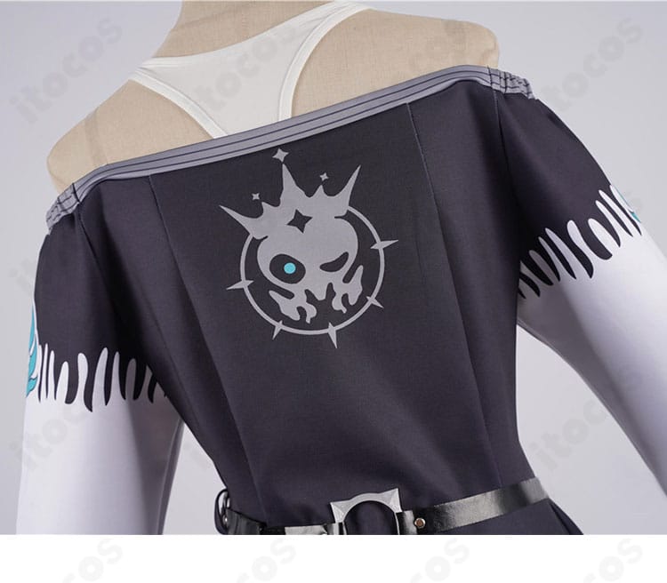 背面装飾のクローズアップ。背中中心のデザインモチーフと縫製精度を示すホロライブ 輪堂千速衣装。