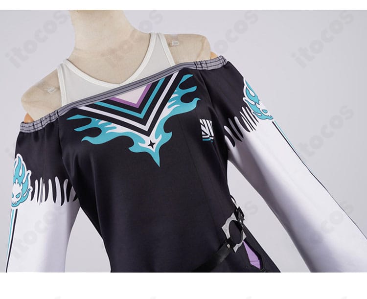 襟元の装飾クローズアップ。刺繍と縁取り、金属調パーツが際立つホロライブ 輪堂千速コスプレの襟デザイン。