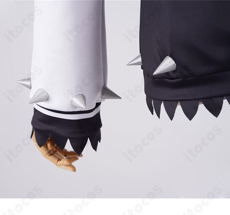 袖口装飾のアップ。カフスの形状と装飾ラインが分かるホロライブ 輪堂千速コスプレ衣装の詳細。