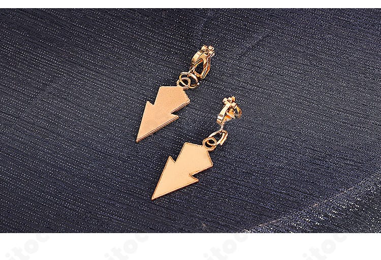 セノの耳飾りディテール。小ぶりなアクセントで顔周りを華やかに見せるアクセサリー画像。