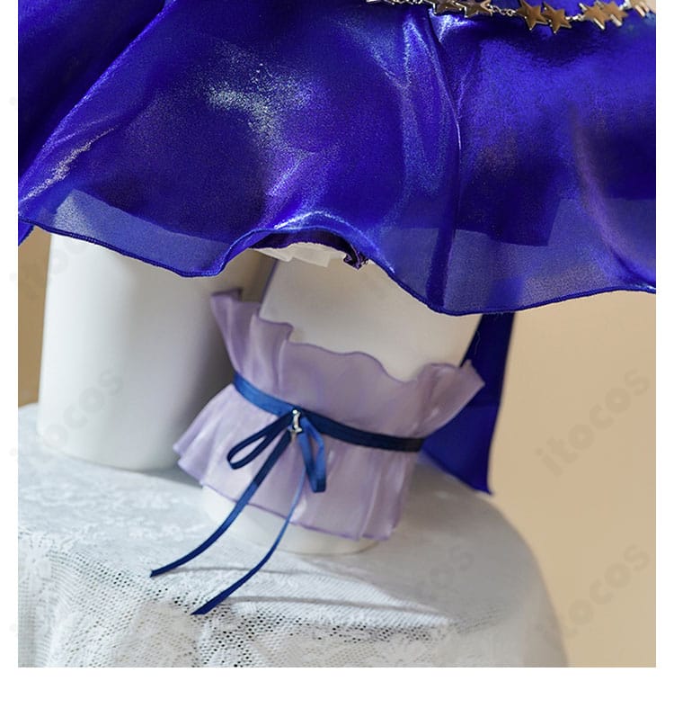 太もも飾りのディテール。脚飾りのデザインと固定位置が分かる近接写真。