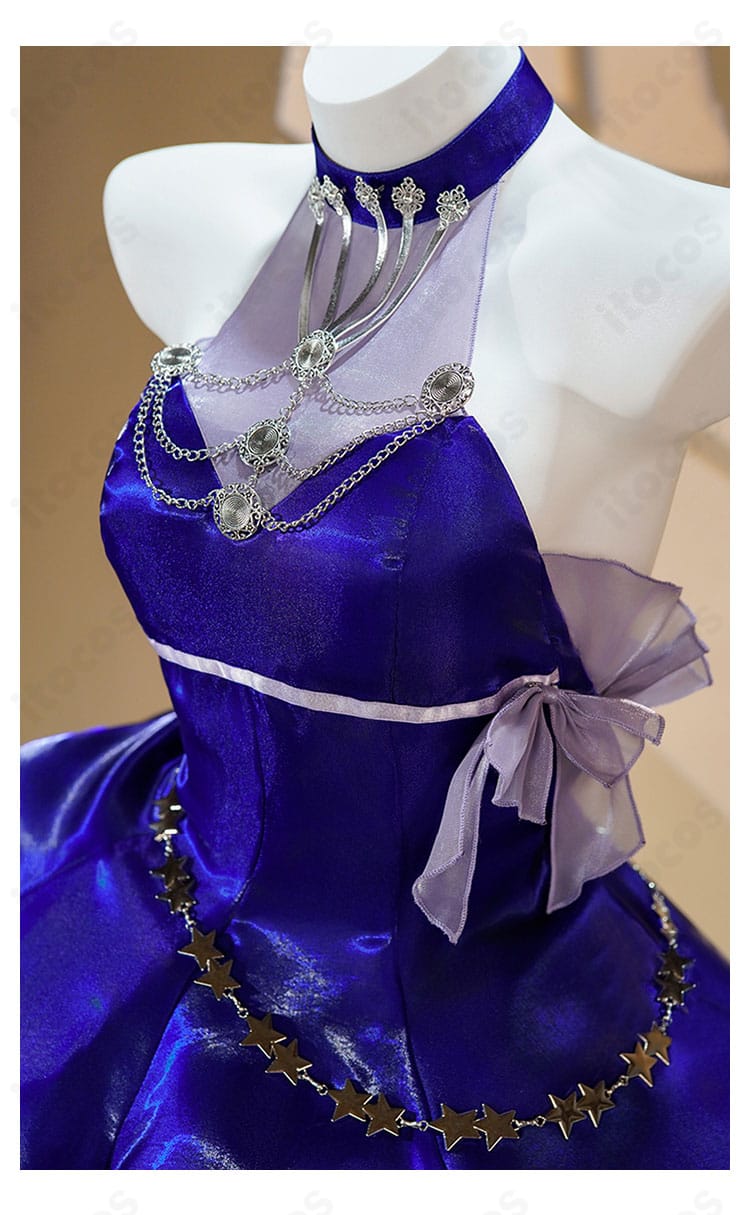 胸元装飾のアップ。胸飾りの配色と取り付け位置、質感を詳細に示したカット。