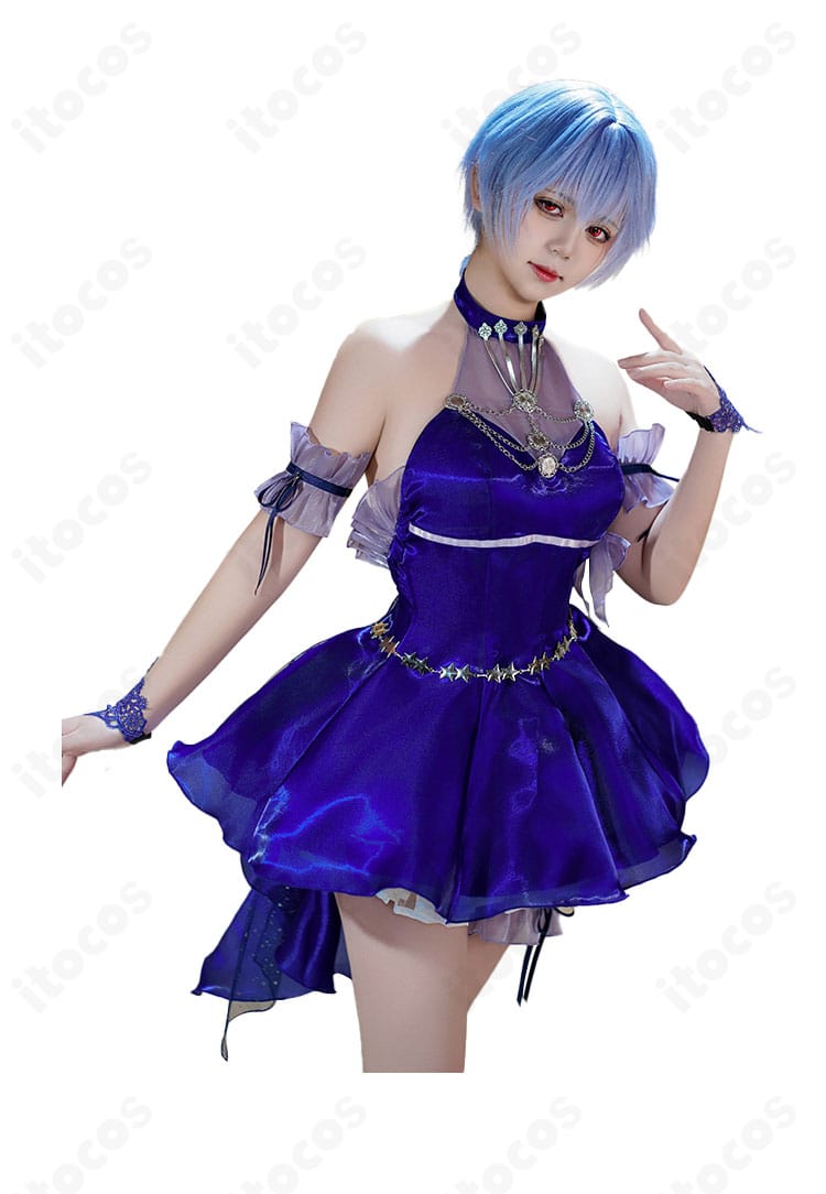 襟元ディテールの近接。縁取りやステッチ、装飾パーツの質感を示すアップ画像。