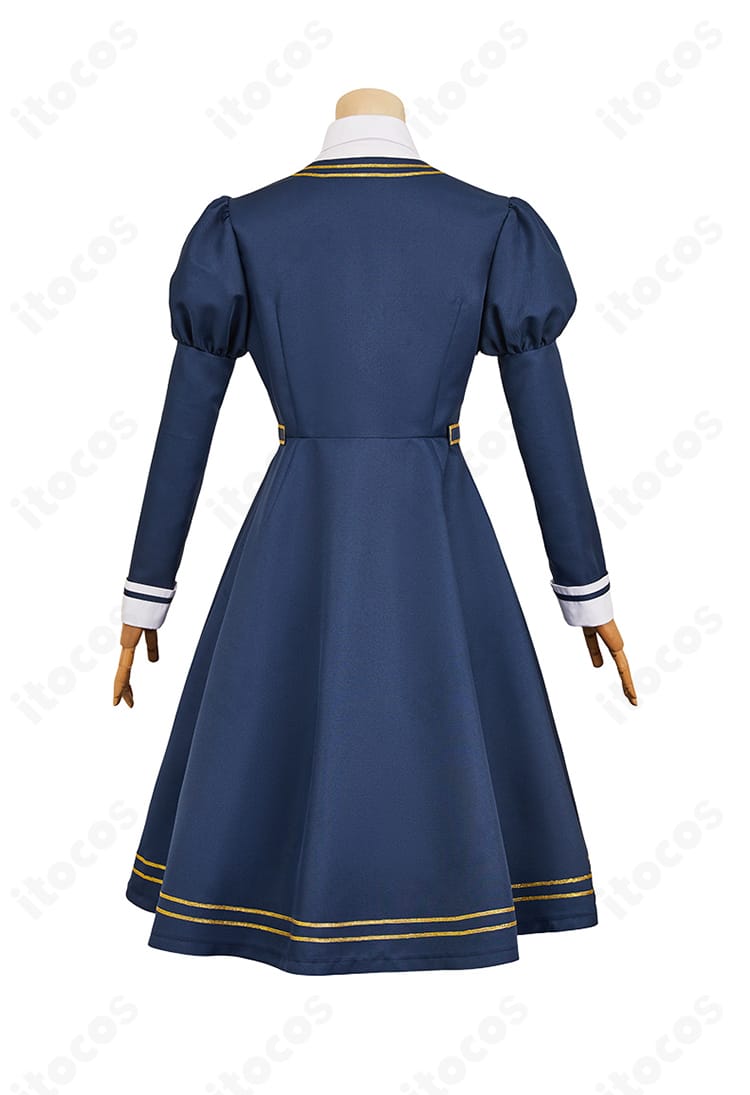 宮尾音夢 コスプレ衣装 背面。背中のラインとスカートの広がり、タイツの見え方を表示