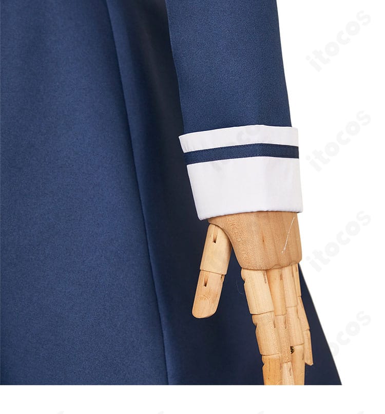 宮尾音夢 コスプレ衣装の袖口ディテール。カフスの幅やボタン配置を確認できるアップ