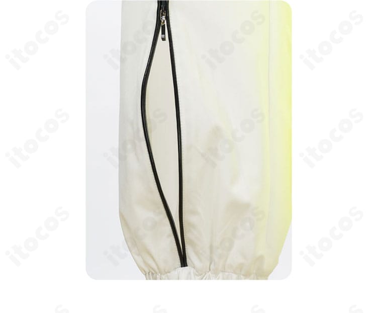 パンツ脚部分の装飾。ライン配色とパネル切替えが分かるディテールショット。