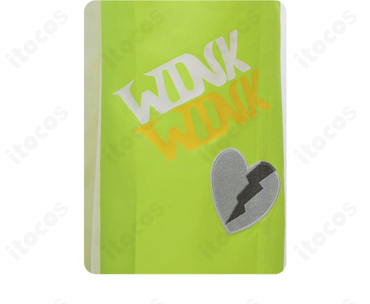 左パンツ脚のアルファベット装飾。文字モチーフがアクセントになるデザインの拡大。