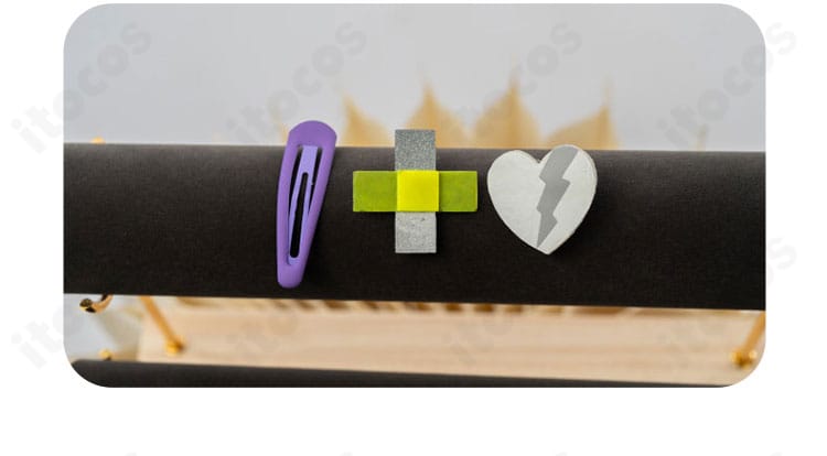 ウィンクキラー衣装の髪飾り。金属・布パーツの質感と形状が分かるアップ。