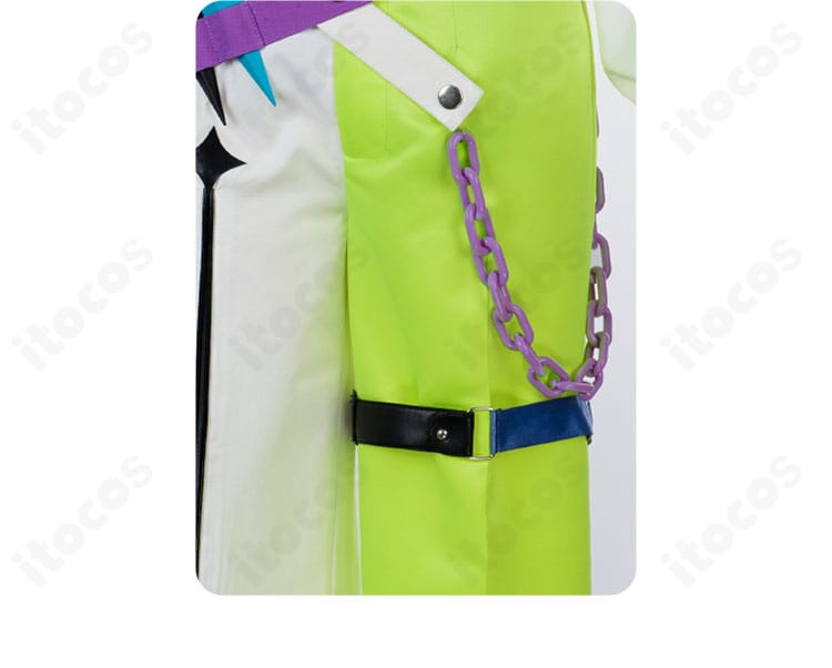 パンツ部分の装飾。サイドのパーツやステッチワークを見せるクローズアップ。