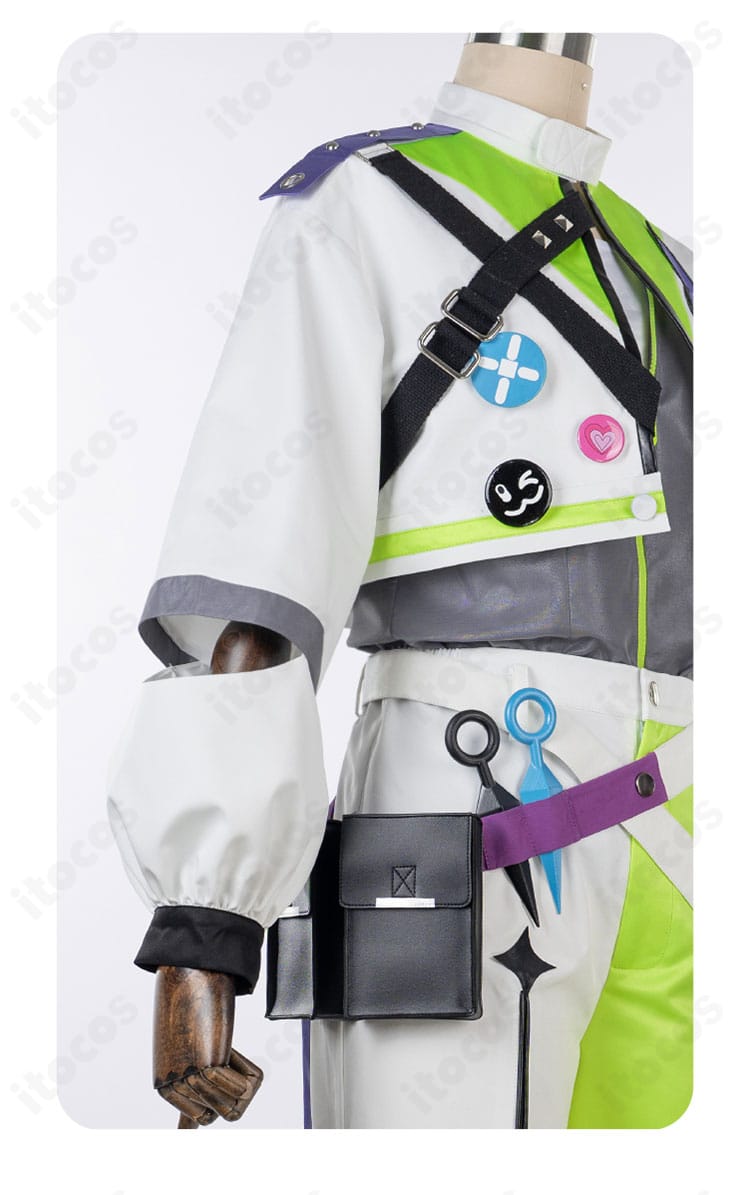 右袖の装飾ディテール。刺繍とパーツの質感、縫製の仕上がりが分かるアップ。