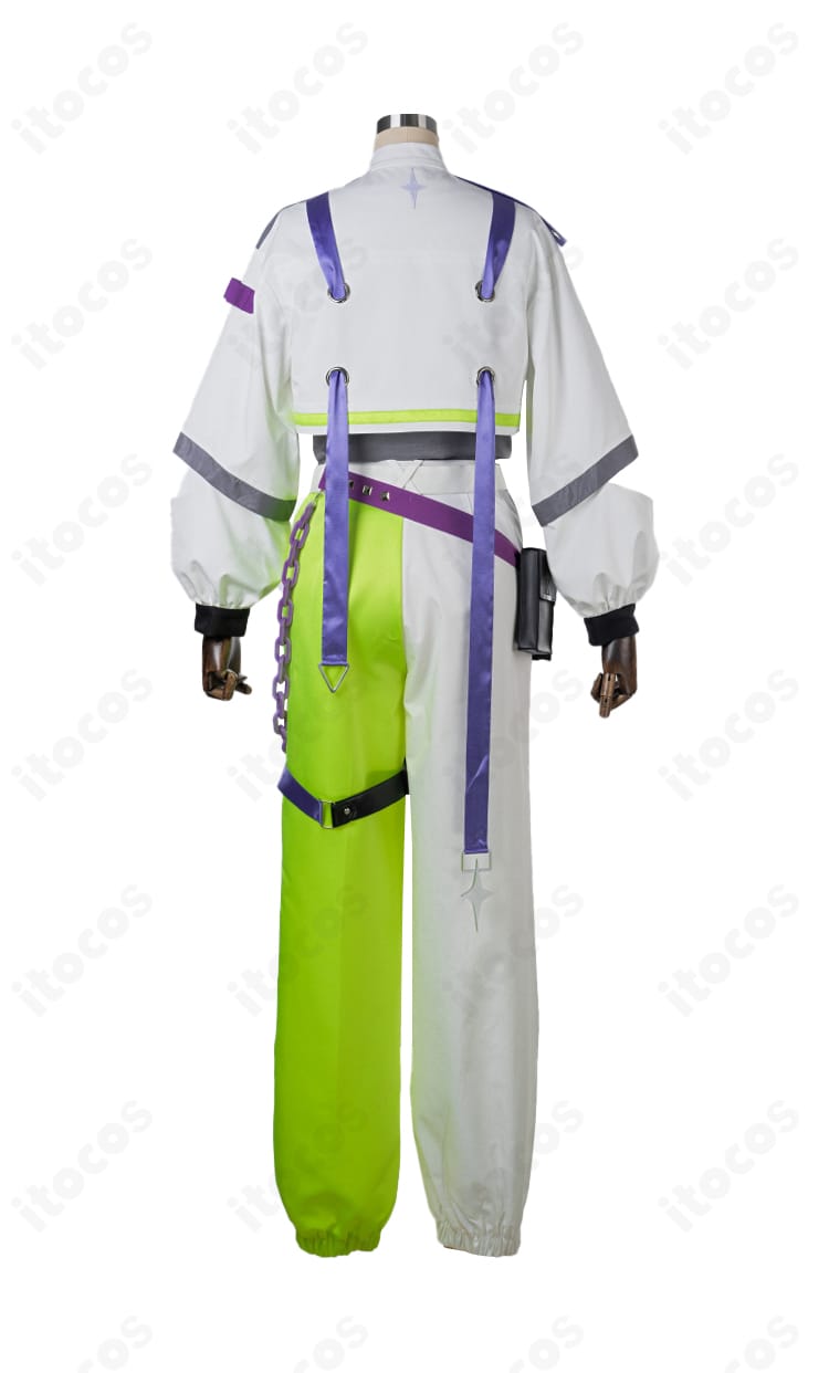 ウィンクキラー衣装の背面全体。コートのラインや背面アクセサリーの配置を捉えた後ろ姿。