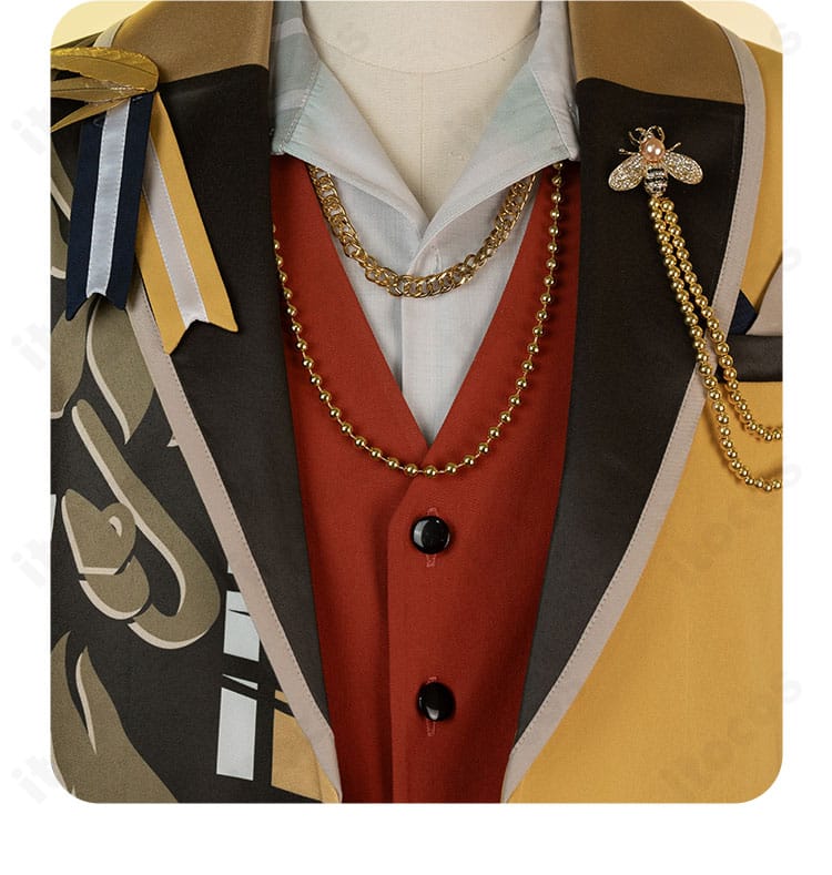 首元の襟飾りディテール。ネックレスとカラーの重なりが分かる写真