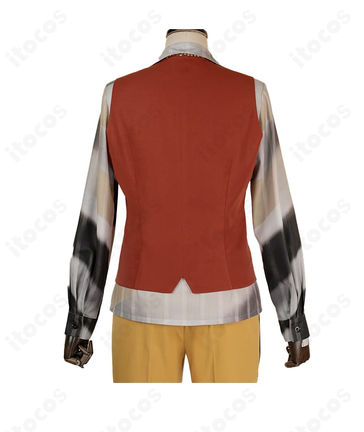 インナーシャツ背面ディテール。ヨークと背面ダーツでシルエットを整えた様子