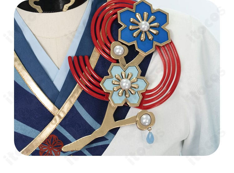 礼瀬マヨイ衣装の胸飾りディテール。モチーフと留め具の構成が見えるアップ