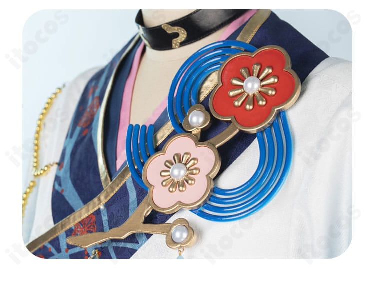 礼瀬マヨイ衣装の襟元ディテール。エッジのステッチと装飾パーツの質感