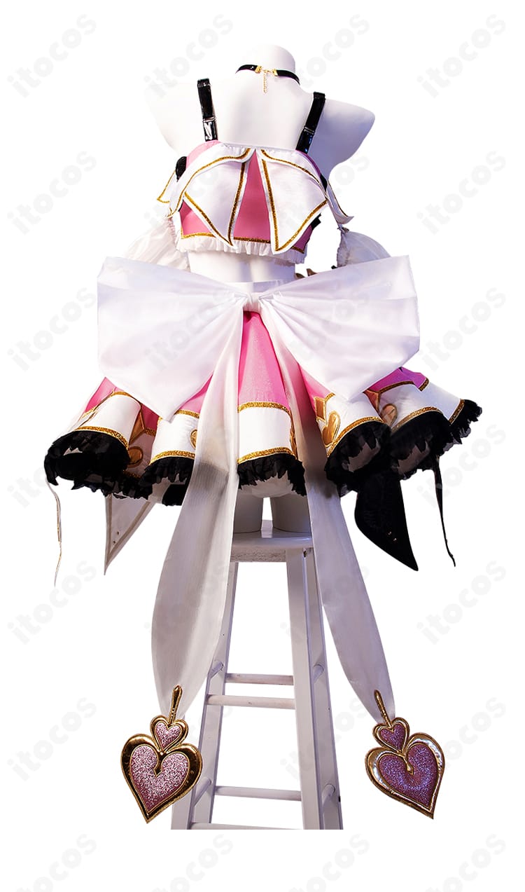 矢澤にこ コスプレ衣装の背面。大きな背部蝶結びがアクセントのデザイン。