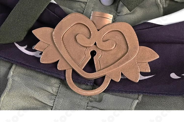 暁山瑞希コスプレ衣装・胸飾りのアップ。上品で華やかなアクセント部分。