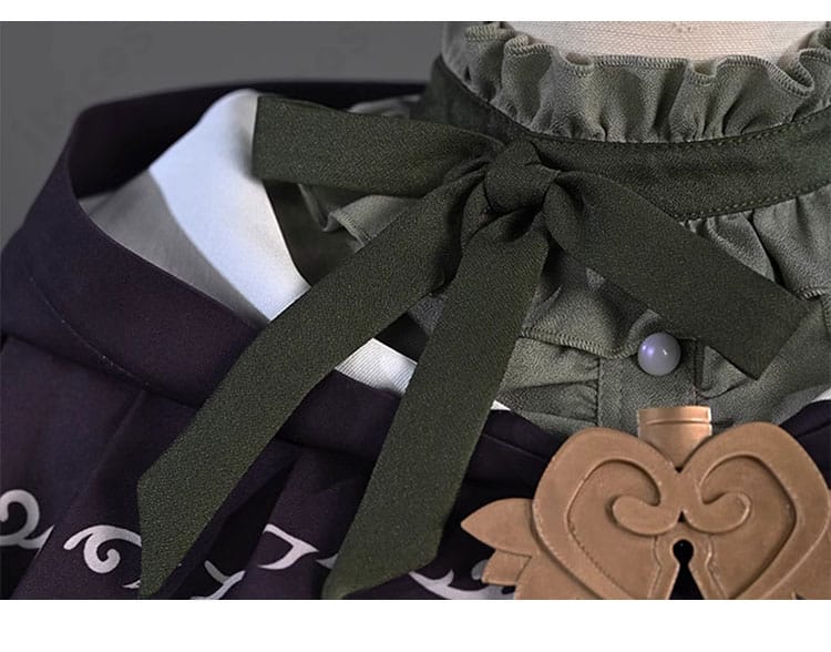 暁山瑞希コスプレ衣装・首元アクセサリーのクローズアップ。精緻な装飾ディテール。