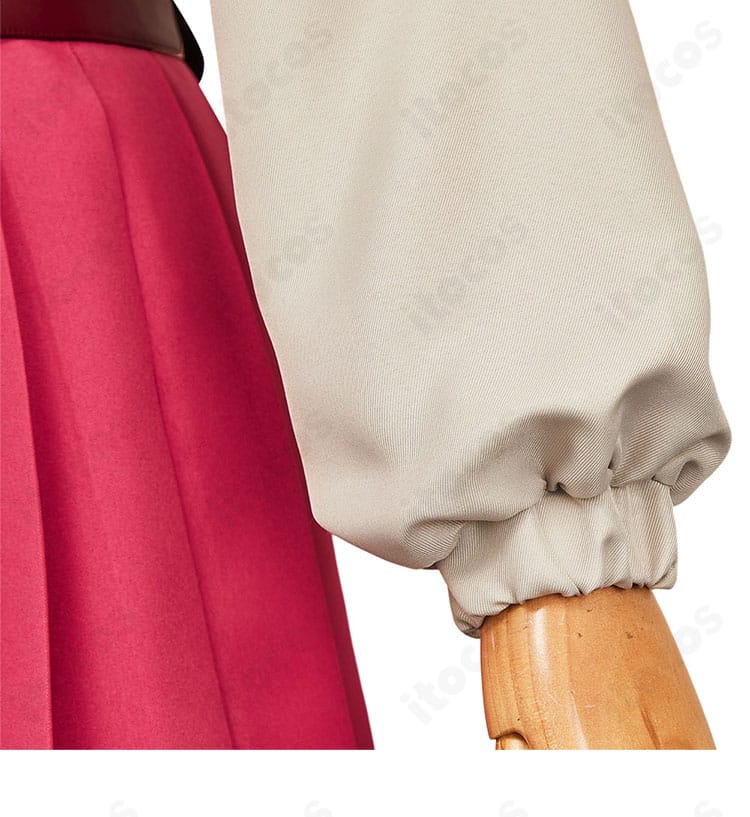 袖口装飾のクローズアップ。模様と縫製の仕上がり、立体的なアクセントを示す。