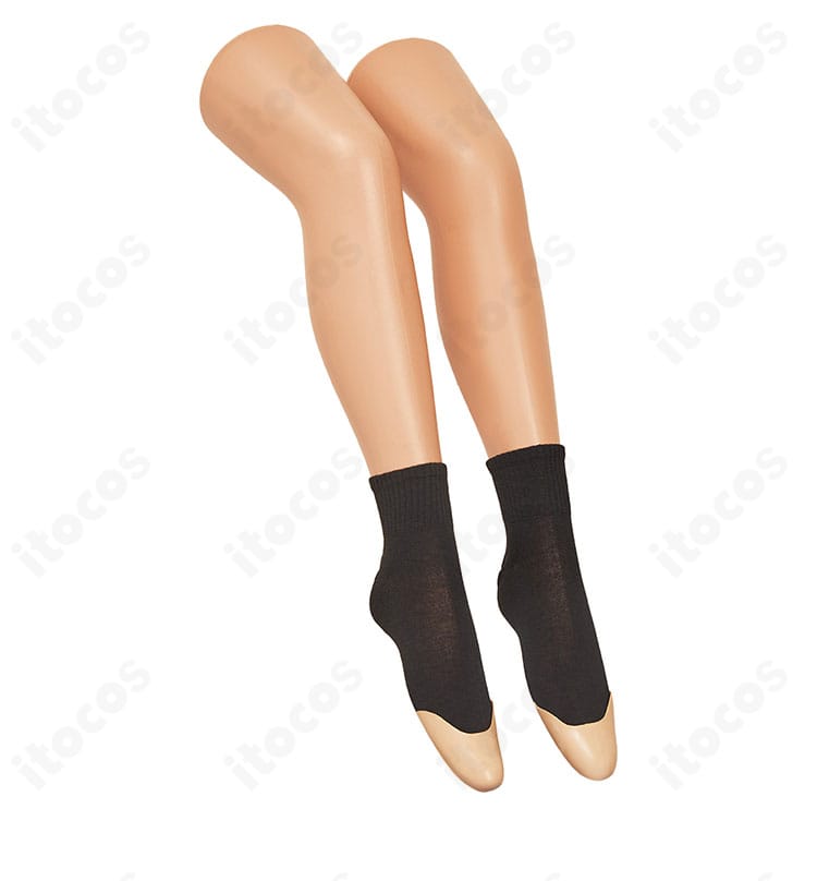 靴下ディテール。編み地の質感と丈感、足元コーデの再現度を示すクローズアップ。