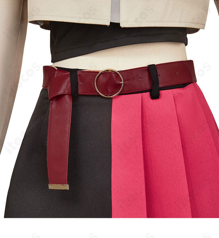 腰帯装飾のクローズアップ。質感と留め具の仕様、位置関係がわかるディテール。