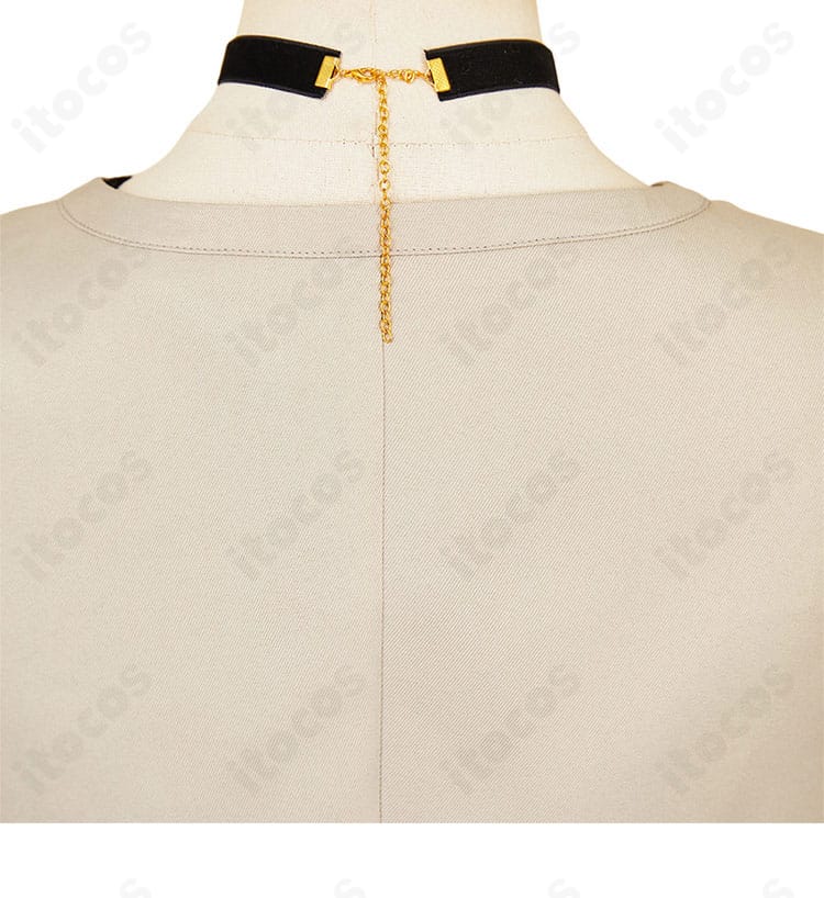 背面装飾のクローズアップ。背面中央の意匠と生地の質感、縫い合わせの精度。