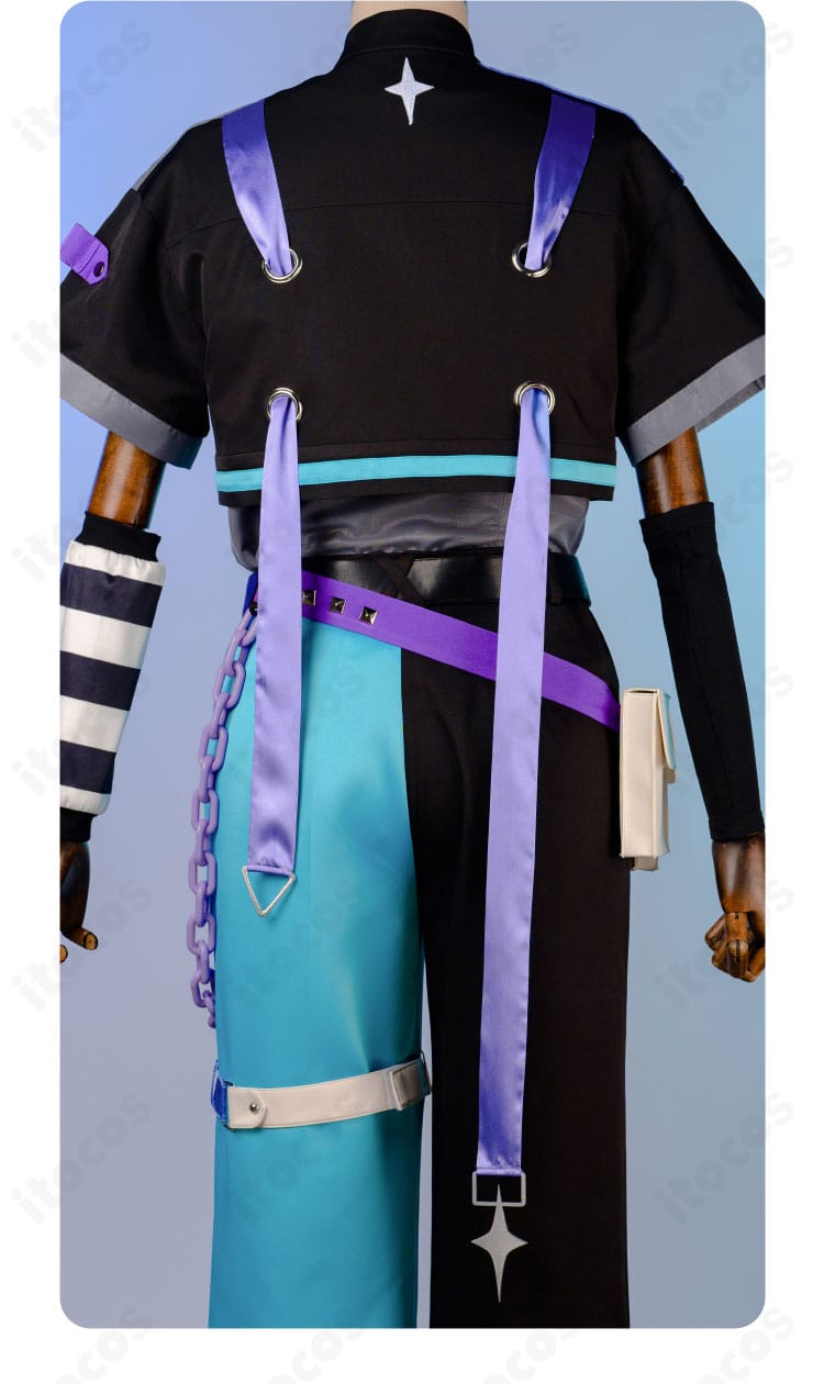 背面装飾のクローズアップ。ベルト通しや吊りチェーンの取り付けと配色のポイントが分かる画像