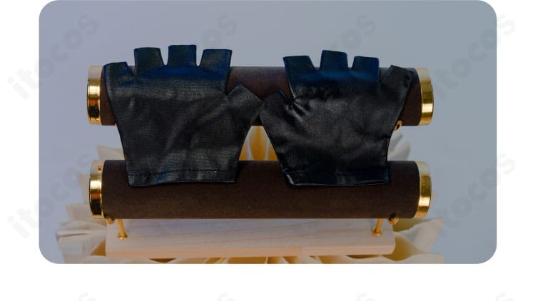 手袋の装飾ディテール。甲部の装飾ラインと素材の艶感、指先の縫製を確認できる画像