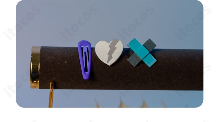 ウィンクキラー衣装用の髪飾り詳細。カラーアクセントと留め具仕様を示す小物ディテール